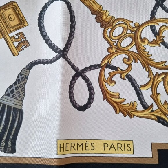 Authentic vintage Hermès 100% silk scarf - Les clés (90 cm) - Picture 2 of 7